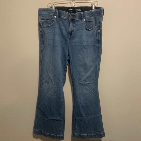 Torrid Bombshell Flare Jeans 22R Medium Wash Premium Stretch Sz 22 - Picture 2 of 5